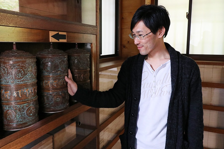 長谷寺の輪蔵を廻す金子充良