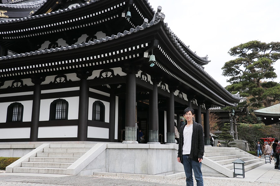 長谷寺観音堂前でたたずむ金子充良