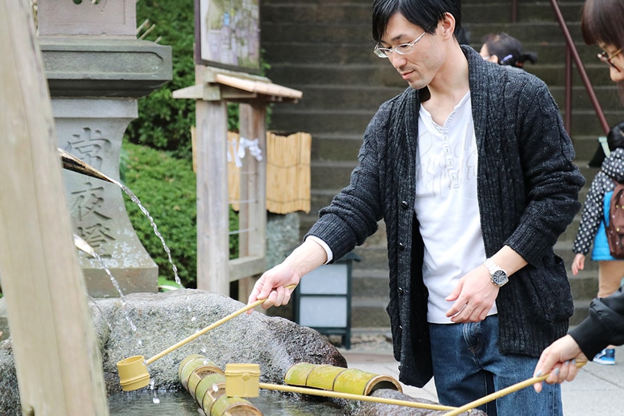 長谷寺の手水舎で手を清める金子充良