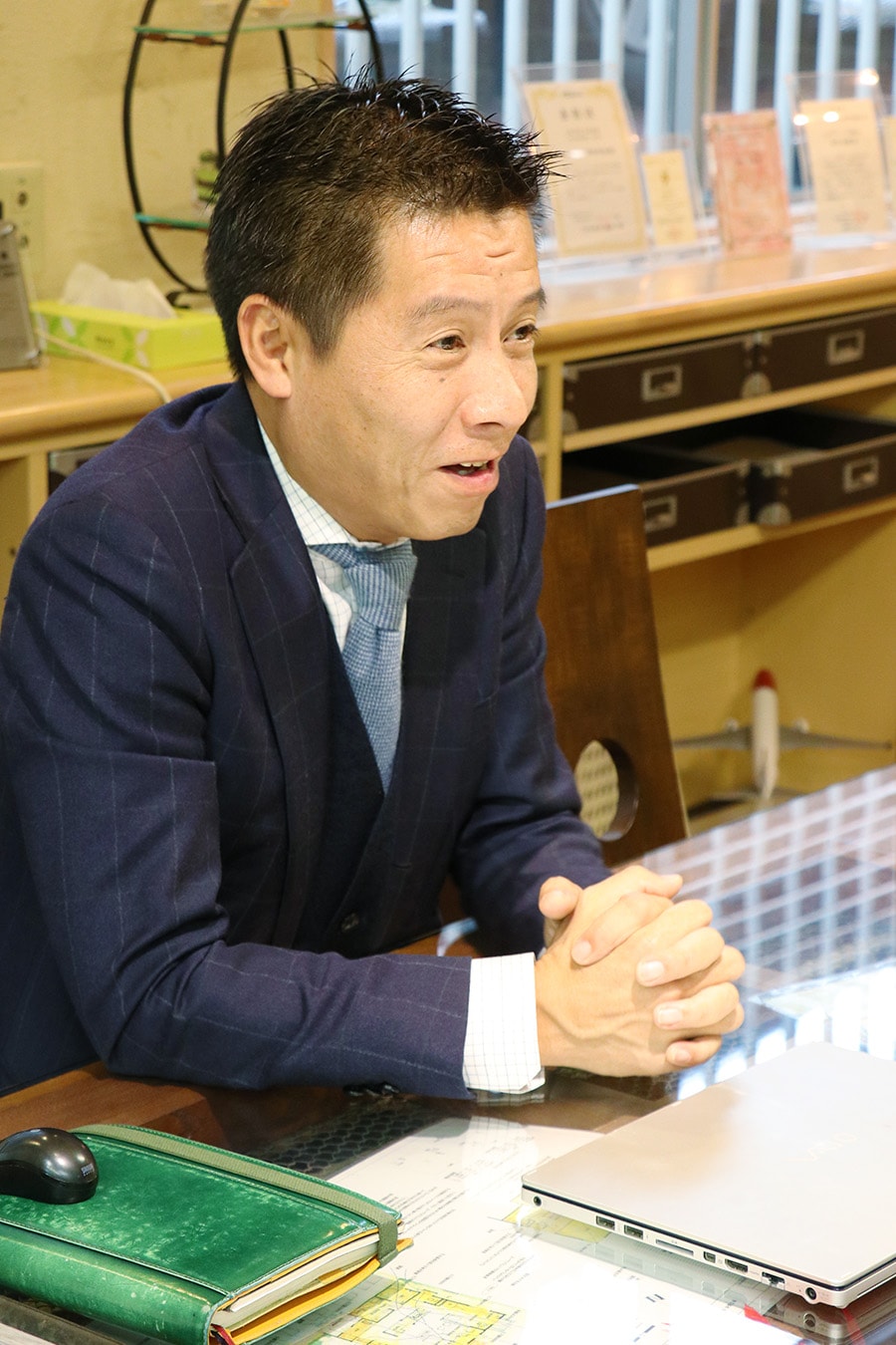 笑顔で商談する岡田裕樹