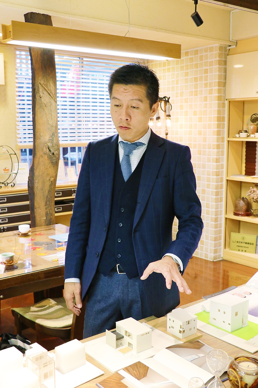 物件の説明をする岡田裕樹