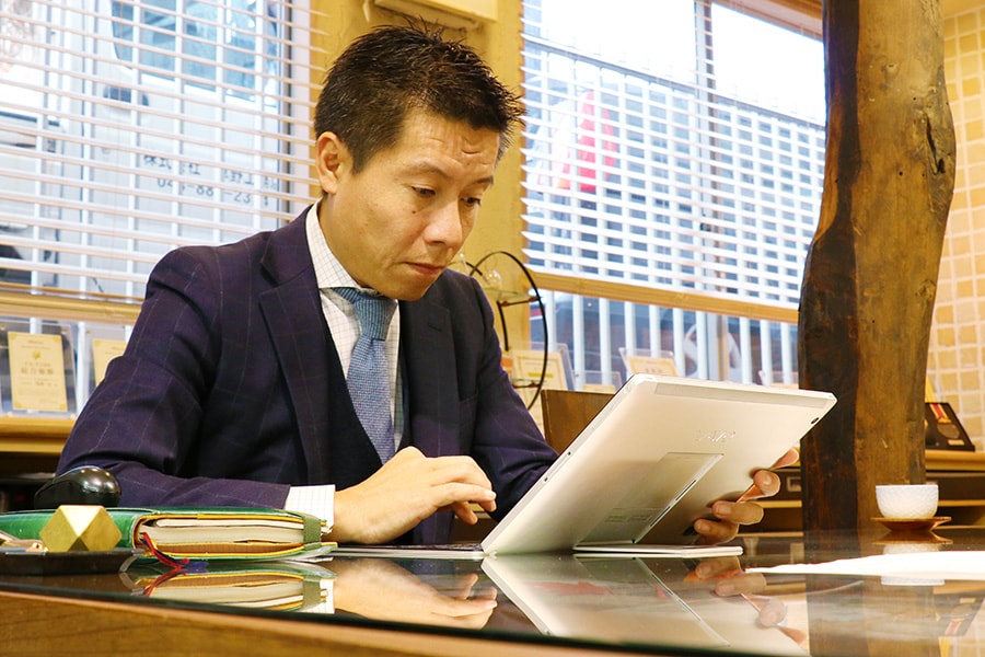 タブレットで資料を見る岡田裕樹