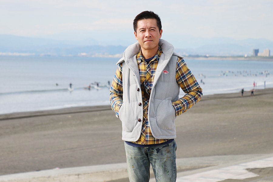 鵠沼海岸で佇む岡田裕樹