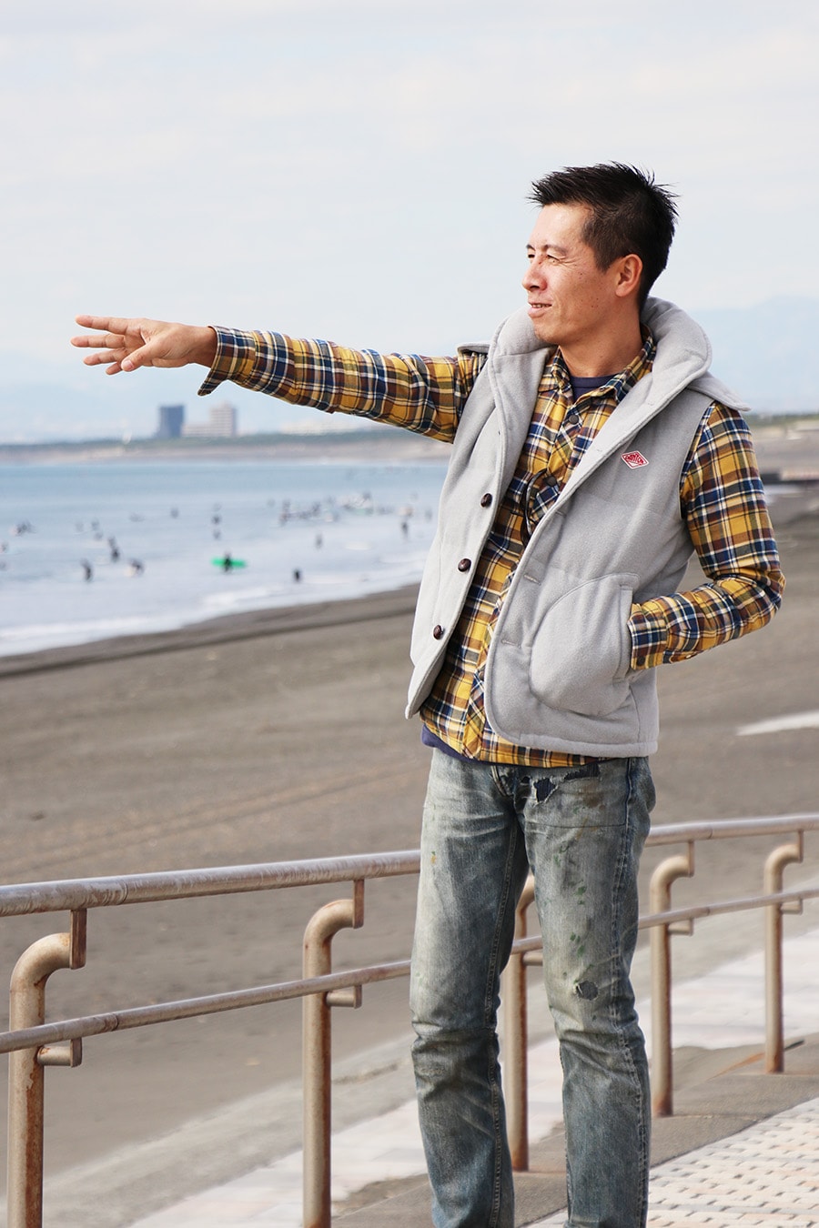 波のチェックをする岡田裕樹
